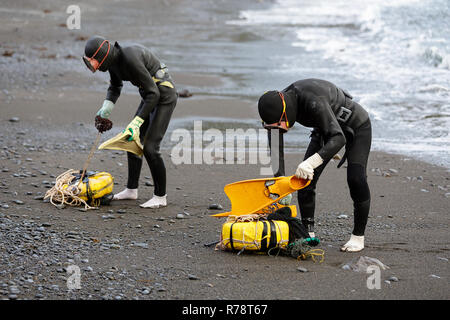 La préparation pour la plongée plongeurs Ama sur une plage de galets, Mie, Japon Banque D'Images