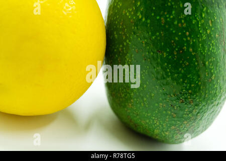 Mise à plat des agrumes comme lime et citron citron avec les feuilles des arbres sur le rose clair, rendant une trame Banque D'Images