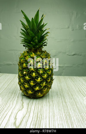 Tout unique ananas isolé sur fond blanc Banque D'Images