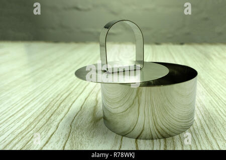 Moules de cuisson rondes en acier inoxydable isolated on white Banque D'Images