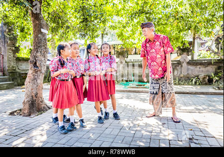BALI, INDONÉSIE - 25 avril 2018 : jeunes professionnels élèves portant des tenues scolaires balinais à l'école primaire sur l'île de Bali, Indonésie Banque D'Images