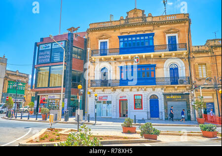 MOSTA, MALTE - Juin 14, 2018 : La vieille maison historique avec de grands balcons donnant sur la rotonde maltais Square, le 14 juin à London. Banque D'Images