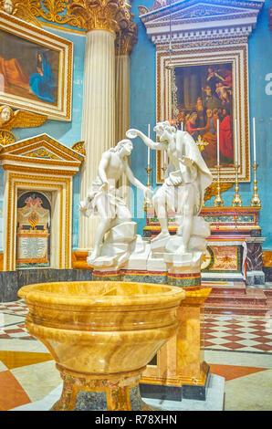 MOSTA, MALTE - Juin 14, 2018 : l'aspersorium basilique en rotonde avec sculpture en marbre, représentant le baptême du Christ, le 14 juin à London. Banque D'Images
