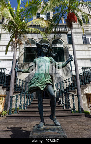 La belle fille Sauter Statue par James Butler dans les jardins tropicaux de Monte Palace à Funchal sur l'île de Madère portugais Banque D'Images