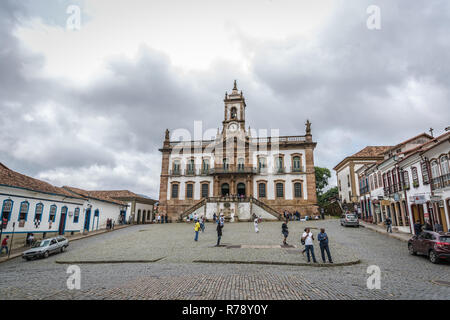 Ouro Preto, Minas Gerais - 2 novembre 2018 - Le Centre de Tiradentes Square est nommé d'après le martyr de l'indépendance brésilienne. Certains touristes dans un nuage Banque D'Images