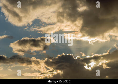 Détail d'un magnifique ciel dramatique dans lequel le soleil se profile à travers les nuages Banque D'Images