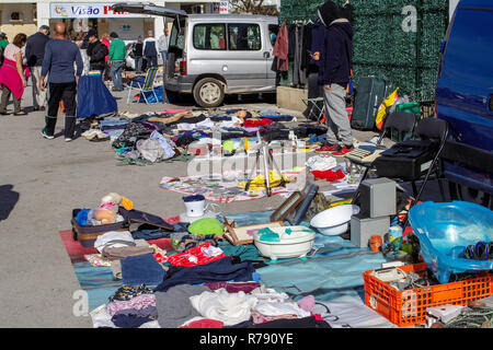 Quarteira, Portugal le marché aux puces mensuel où une large sélection de produits d'occasion sont en vente. Dans cette section, les éléments sont posés sur le sol. Banque D'Images