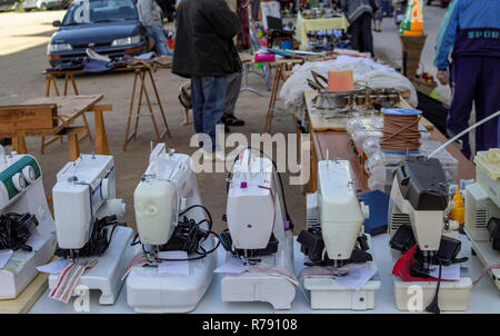 Quarteira, Portugal le marché aux puces mensuel, où une grande sélection de produits d'occasion sont en vente. Cette cabine vend des machines à coudre Banque D'Images