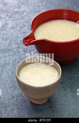 Amazake maison traditionnelle japonaise, boisson de riz doux koji. Banque D'Images