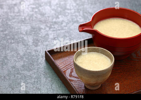 Amazake maison traditionnelle japonaise, boisson de riz doux koji. Banque D'Images