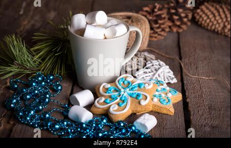 Tasse de café et des guimauves. d'épices et de décorations de Noël Banque D'Images