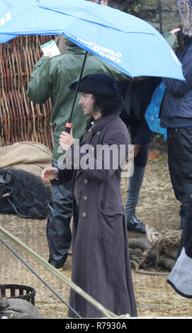 Aiden Turner promenades autour de l'ensemble dans le port avec un mystère dame et l'aide à le navire amarré, plus tard dans la scène son écran femme joué par Eleanor Tomlinson boards le bateau. Les acteurs doivent faire face à une pluie torrentielle que les derniers jours de tournage se produit pour la toute dernière série de 'Poldark' par la BBC. Comprend : Aiden Turner Où : St Austell, Royaume-Uni Quand : 07 Nov 2018 Crédit : David Sims/WENN.com Banque D'Images