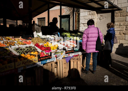 Venise, le Portugal - 9 décembre 2017 : les femmes au marché des produits frais de Venise Banque D'Images