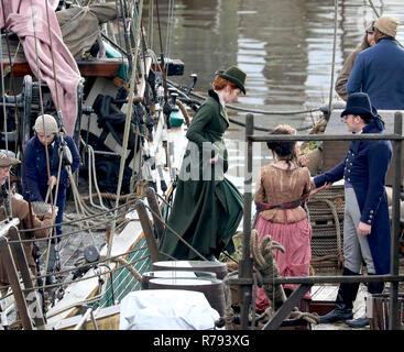 Aiden Turner promenades autour de l'ensemble dans le port avec un mystère dame et l'aide à le navire amarré, plus tard dans la scène son écran femme joué par Eleanor Tomlinson boards le bateau. Les acteurs doivent faire face à une pluie torrentielle que les derniers jours de tournage se produit pour la toute dernière série de 'Poldark' par la BBC. Avec : Eleanor Tomlinson Où : St Austell, Royaume-Uni Quand : 07 Nov 2018 Crédit : David Sims/WENN.com Banque D'Images