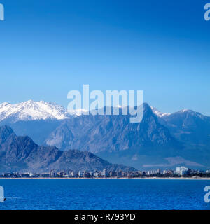 Montagnes de plus de ciel bleu clair. Banque D'Images