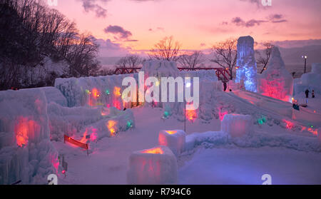 Shikotsu Lake Ice Festival des sculptures en glace,un événement tenu dans le lac Shikotsu hot springs de Shikotsu-Toya Park avec des lumières illuminant sculptures de glace Banque D'Images