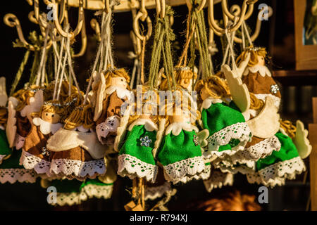 Handmade angel figurines en tissu vert et marron robes à Noël bazar, Vienne, Autriche Banque D'Images