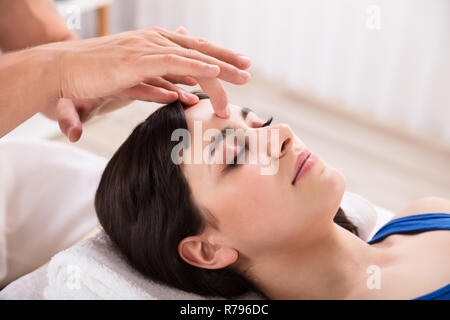 Femme recevant un traitement Reiki calme Banque D'Images