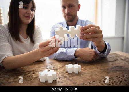 Deux pièces de puzzle d'affaires Connexion Banque D'Images