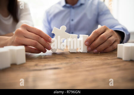 Deux pièces de puzzle d'affaires Connexion Banque D'Images