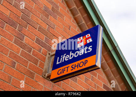 Bateaux de sauvetage de la RNLI cadeaux signe sur mur extérieur à Blackpool Lancashire UK Banque D'Images