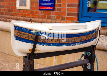 Bateaux de sauvetage de la RNLI cadeaux avec voile à Blackpool Lancashire UK Banque D'Images
