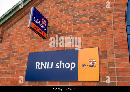 Bateaux de sauvetage de la RNLI cadeaux signe sur mur extérieur à Blackpool Lancashire UK Banque D'Images