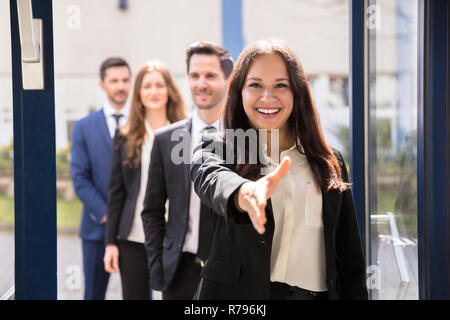 Close-up of a Smiling Young Businesswoman Banque D'Images