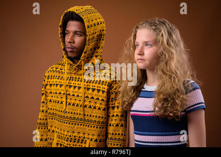 Portrait de jeune homme africain et Shadow of girl thinking Banque D'Images