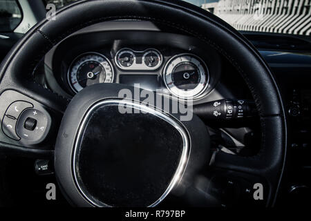 Gros plan du volant et tableau de bord de voiture Banque D'Images