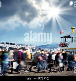 Les gens marcher sur de ferry Banque D'Images