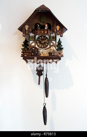 Horloge coucou en bois mur blanc traditionnel allemand Banque D'Images