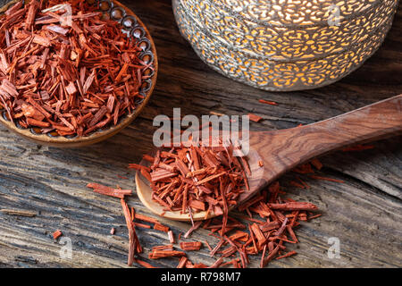 Copeaux de bois de santal rouge sur une cuillère Banque D'Images