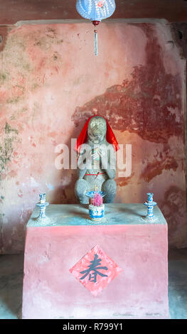 Culte avec statue d'un chien à l'intérieur du 18e siècle d'Hoi An pont couvert japonais, Hoi An, Vietnam, Province de Quang Nam, l'Asie du Sud Est Banque D'Images