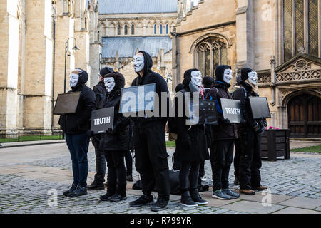 YORK, UK - 8 décembre 2018. Les membres du cube de vérité dans le groupe de protestation Vegan Guy Fawks masques et protestaient contre la cruauté envers les animaux. Banque D'Images