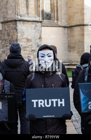 YORK, UK - 8 décembre 2018. Les membres du cube de vérité dans le groupe de protestation Vegan Guy Fawks masques et protestaient contre la cruauté envers les animaux. Banque D'Images