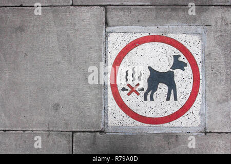 De haut en bas sur un trottoir de Londres avec un panneau d'avertissement pour les propriétaires d'animaux à éliminer après leur chien fait un caca dans la rue. Banque D'Images