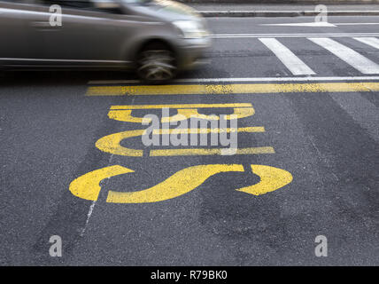 Bus jaune signe sur l'asphalte Banque D'Images