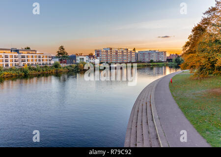 Une longue exposition de Droit de Victoria Embankment à Nottingham, Royaume-Uni pendant le coucher du soleil en automne Banque D'Images