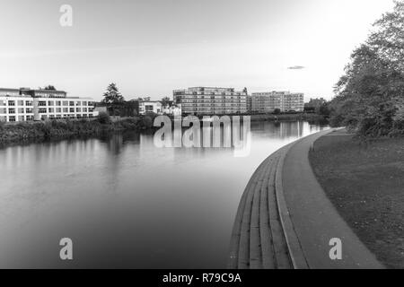 Une longue exposition de Droit de Victoria Embankment à Nottingham, Royaume-Uni pendant le coucher du soleil en automne Banque D'Images