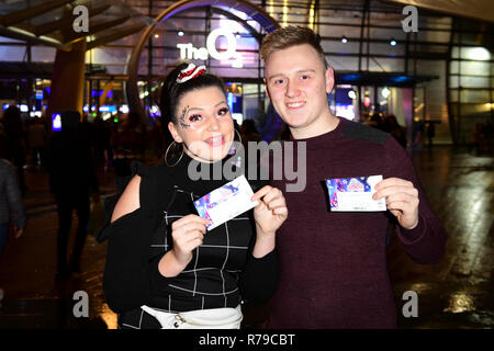 Les membres de l'auditoire posent à l'extérieur de l'arène O2 au cours de la première journée de la capitale Jingle Bell Ball avec Coca-Cola au London's O2 Arena. Banque D'Images