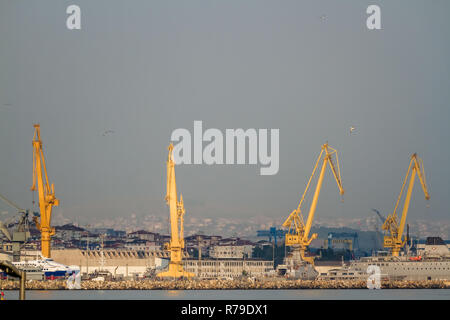 ISTANBUL, TURQUIE - JUN 06, 2012 : d'énormes grues de chantier à Istanbul Pendik Banque D'Images