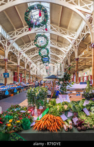 L'historique marché de pannier à Barnstaple est demeurée pratiquement inchangée depuis plus de 150 ans. Produire a été traditionnellement mis sur le marché en bas en osier Banque D'Images