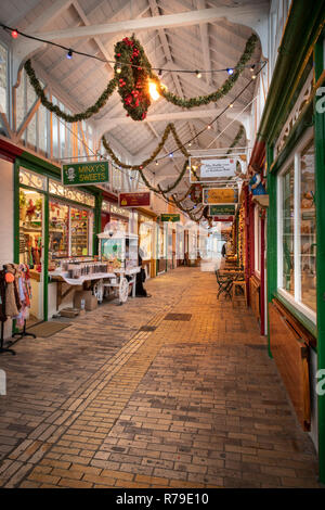 Le marché de pannier à Bideford historique a été construit en 1884 pour accueillir le marché aux poissons, les étals de boucherie et corn exchange. Les épouses des agriculteurs a produ Banque D'Images