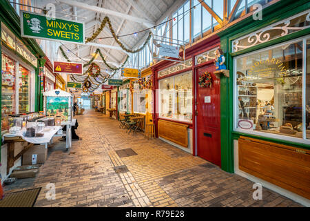 Le marché de pannier à Bideford historique a été construit en 1884 pour accueillir le marché aux poissons, les étals de boucherie et corn exchange. Les épouses des agriculteurs a produ Banque D'Images