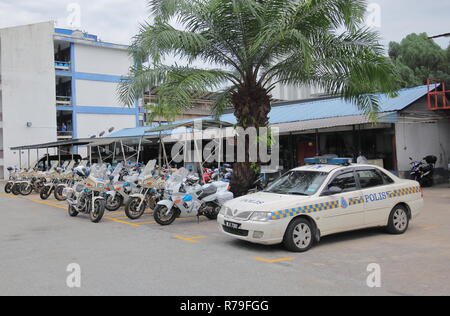 Moto de police et voiture garée à Kuala Lumpur, Malaisie Banque D'Images