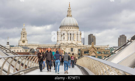 Londres, Angleterre, Royaume-Uni - Octobre 21, 2014 : les touristes à pied par la passerelle du millénaire à la Cathédrale Saint Paul dans le centre de Londres, Royaume-Uni Banque D'Images