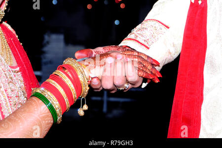 Jeune mariée et se toilettent ensemble dans la main de mariage indien Banque D'Images