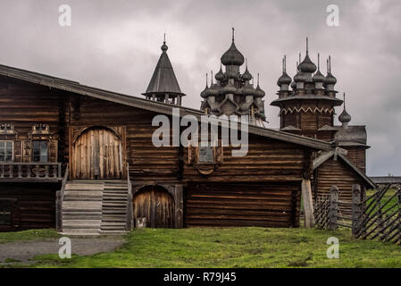 Panorama de l'île de Kizhi du clocher en Pogost. Au premier plan l'église de l'Intercession de la Vierge Marie. L'île de Kizhi, le lac Onega, Kar Banque D'Images