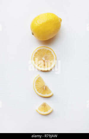 Avec des tranches de citron sur blanc. Banque D'Images